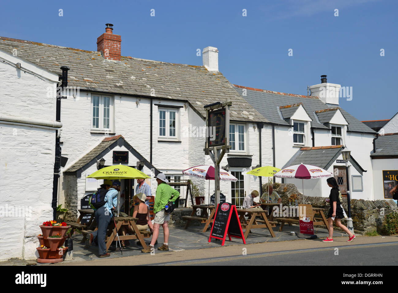 14e siècle Ye Olde Malthouse Inn, Fore Street, Tintagel, Cornwall, Angleterre, Royaume-Uni Banque D'Images