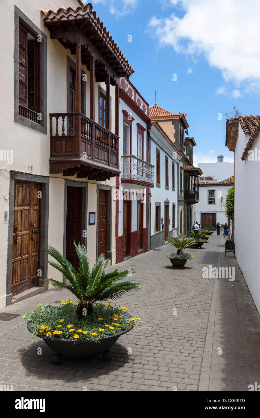 Demeures historiques avec des balcons en bois, protégé par le patrimoine, le quartier historique de Teror, Gran Canaria, Îles Canaries, Espagne Banque D'Images