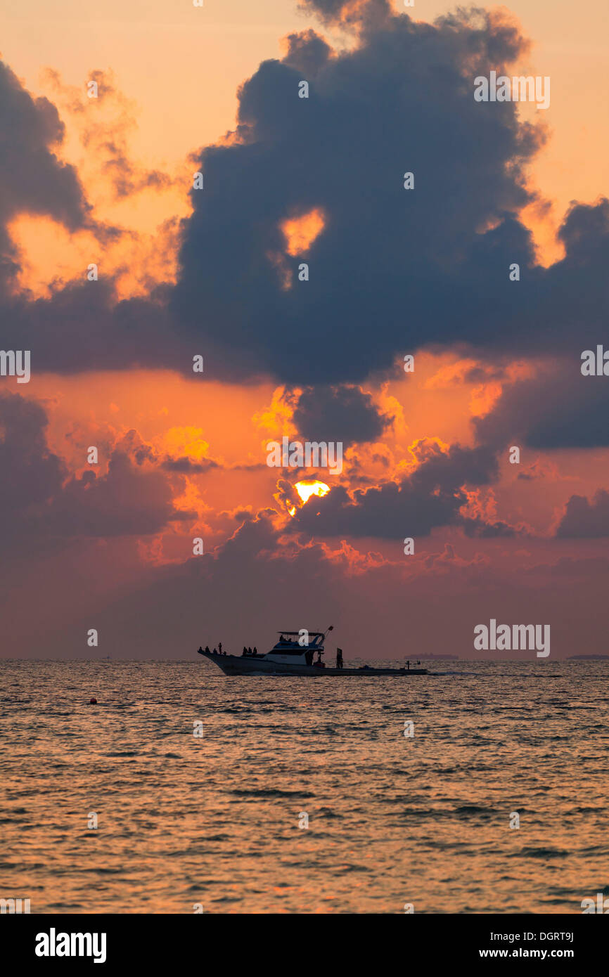Bateau de pêche au crépuscule, North Male Atoll, Maldives, océan Indien, Asie Banque D'Images