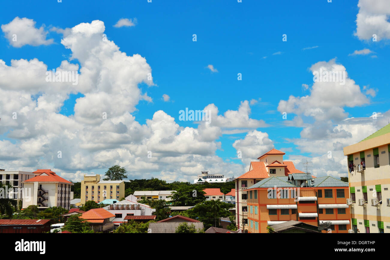 Ville et chambre le ciel bleu. Banque D'Images