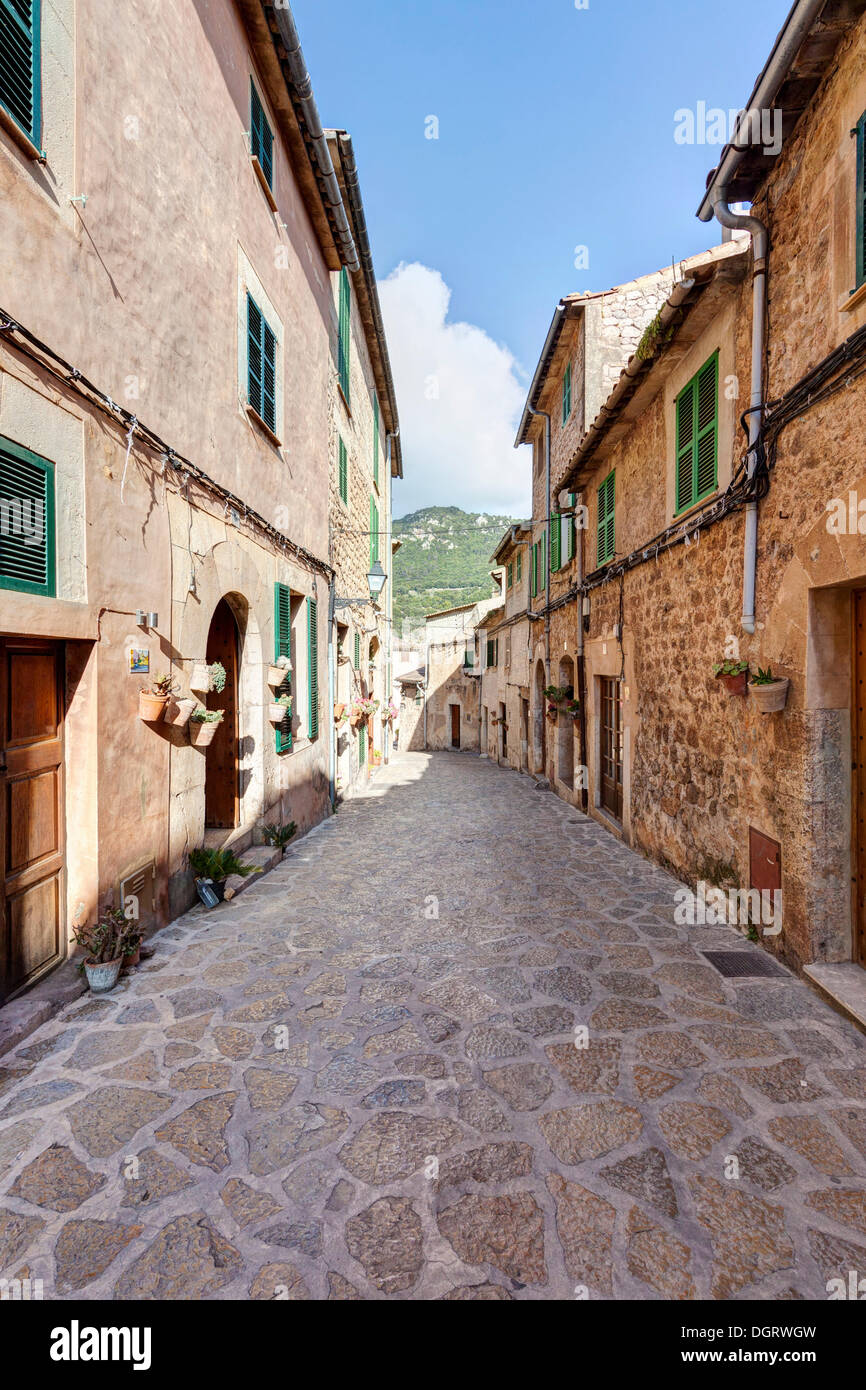 Ruelle de la vieille ville de Valldemossa, Serra de Tramuntana, côte nord-ouest, Mallorca, Majorque, Îles Baléares, Espagne Banque D'Images