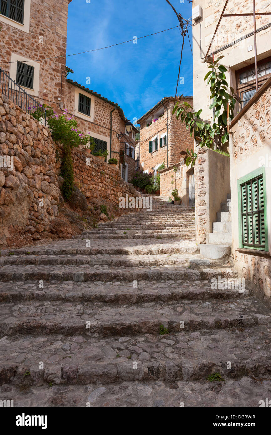 Ruelle en escalier dans le centre-ville historique de Fornalutx, Mallorca, Majorque, Îles Baléares, Espagne, Europe Banque D'Images
