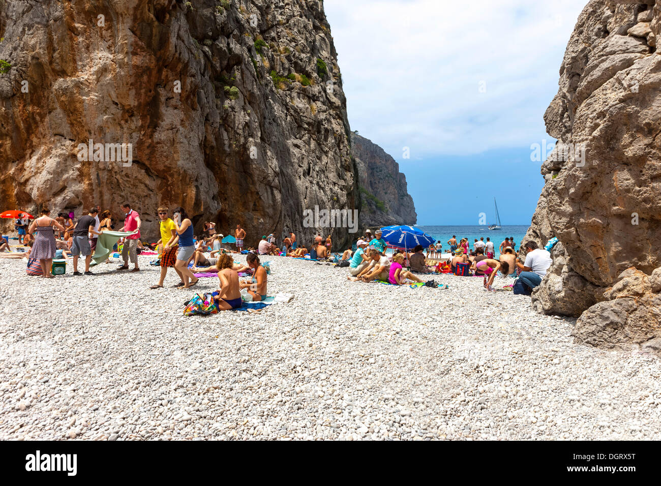 Les touristes au soleil dans le Torrent de Pareis gorge, Cala de Sa Calobra, la baie de Cala de Sa Calobra Bucht, Sa Calobra Banque D'Images