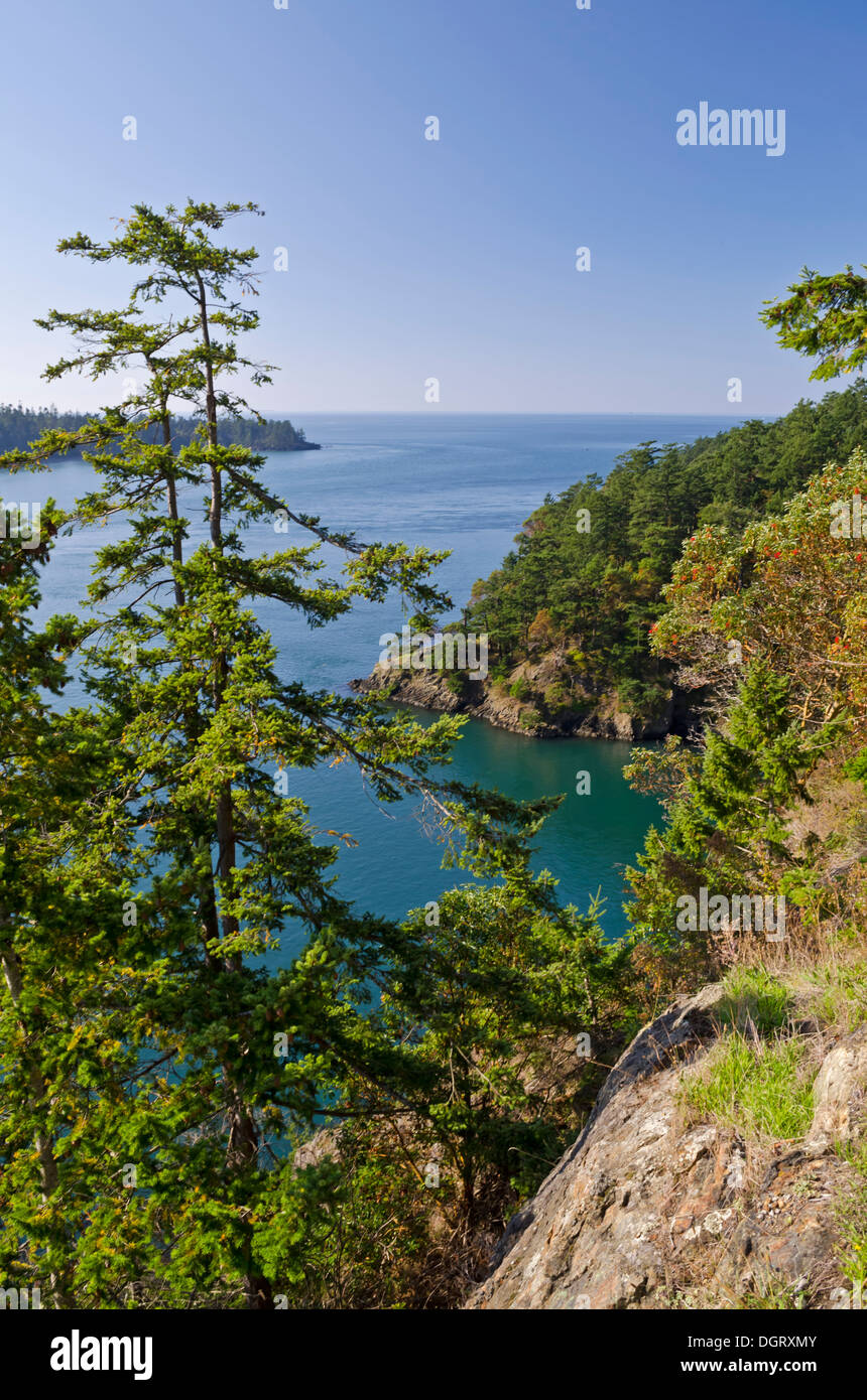 Les eaux pittoresques de col Deception avec rochers et arbres, dans l'État de Washington, USA. Banque D'Images