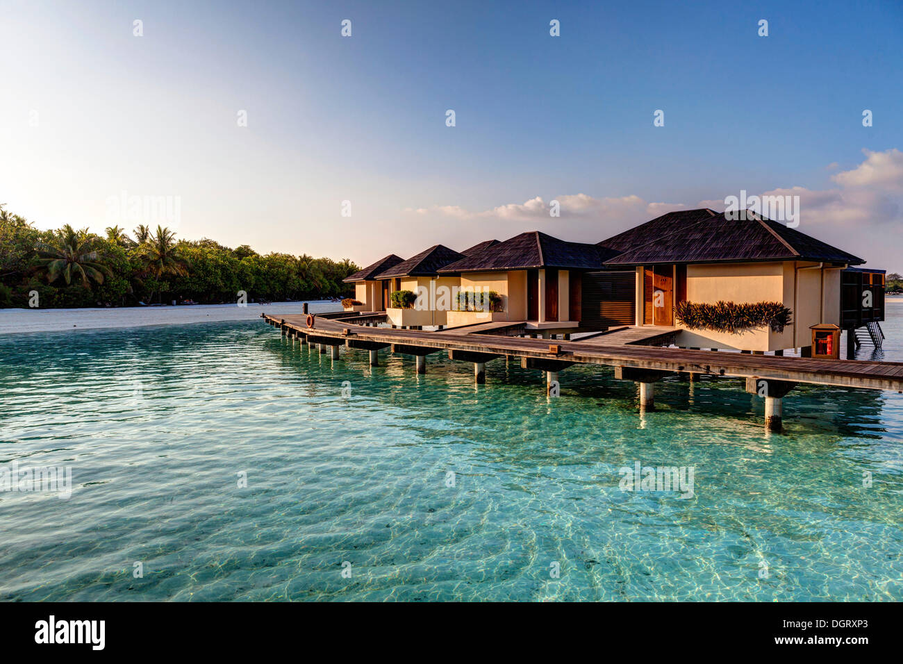 Bungalows sur l'eau sur Paradise Island, de l'Océan Indien, de Lankanfinolhu, l'Atoll de Malé Nord, les Maldives Banque D'Images