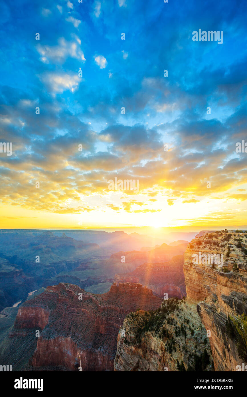 Vue du célèbre Grand Canyon au lever du soleil, USA Banque D'Images