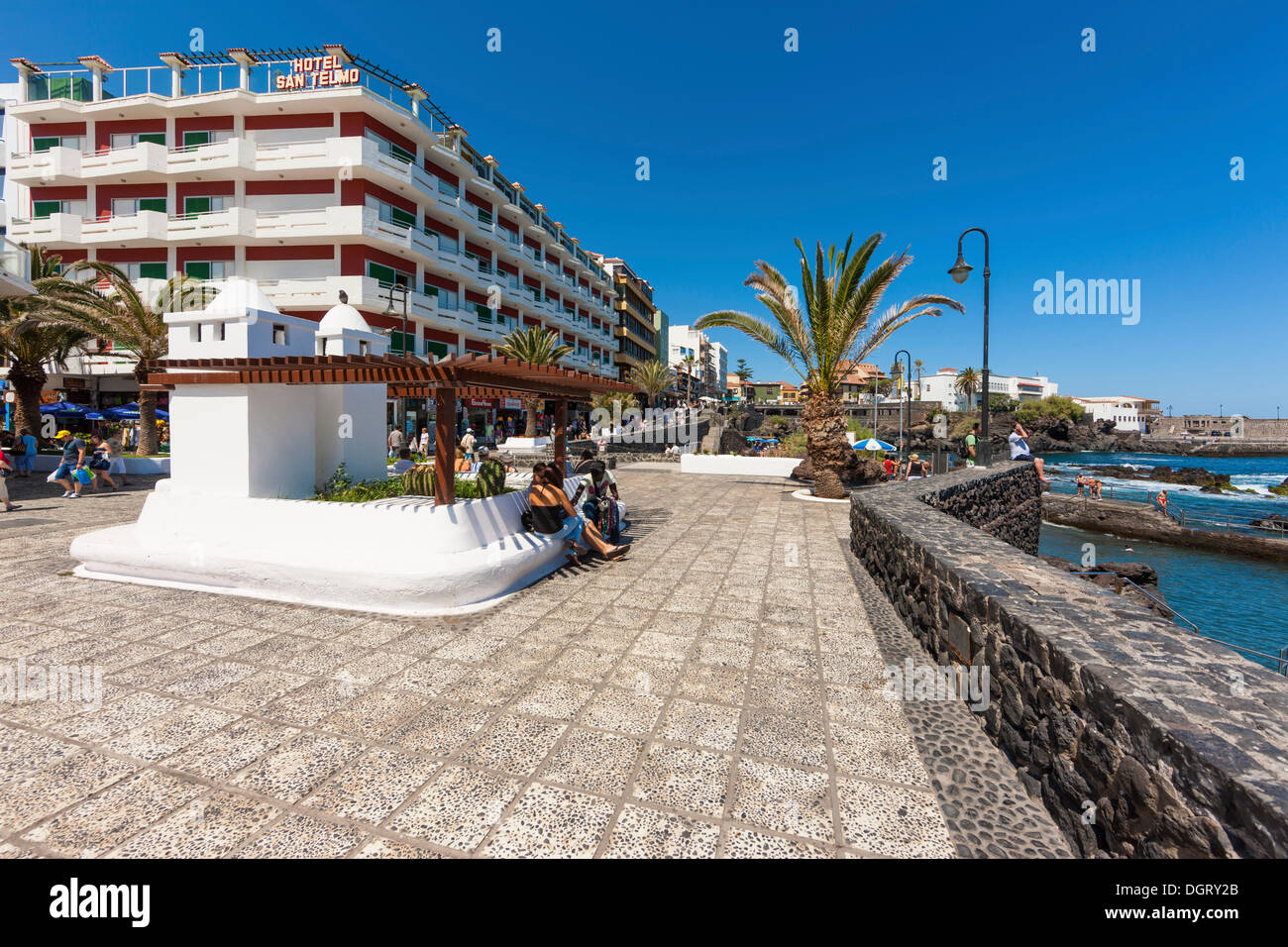 Promenade au bord de l'eau avec l'Hôtel San Telmo, Puerto de la Cruz, San Telmo, Puerto De La Cruz, Tenerife, Canaries, Espagne Banque D'Images