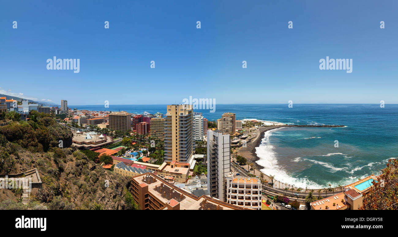 Les bâtiments de grande hauteur sur la côte à Puerto de la Cruz, La Orotava, Tenerife, Canaries, Espagne Banque D'Images