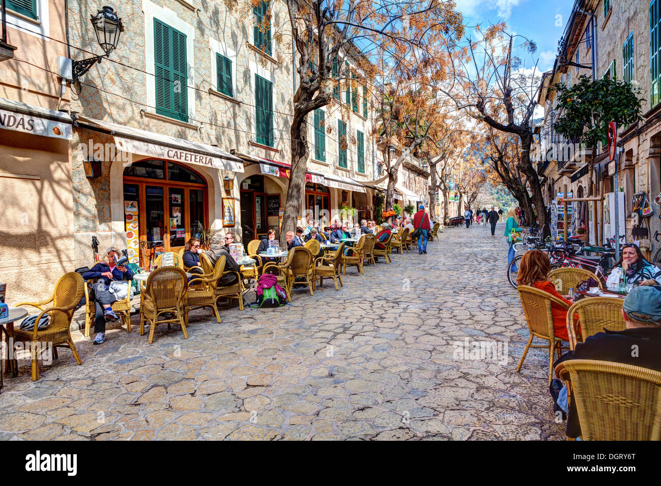 Des cafés en plein air dans une rue, centre historique, Valldemossa, Majorque, Îles Baléares, Espagne Banque D'Images