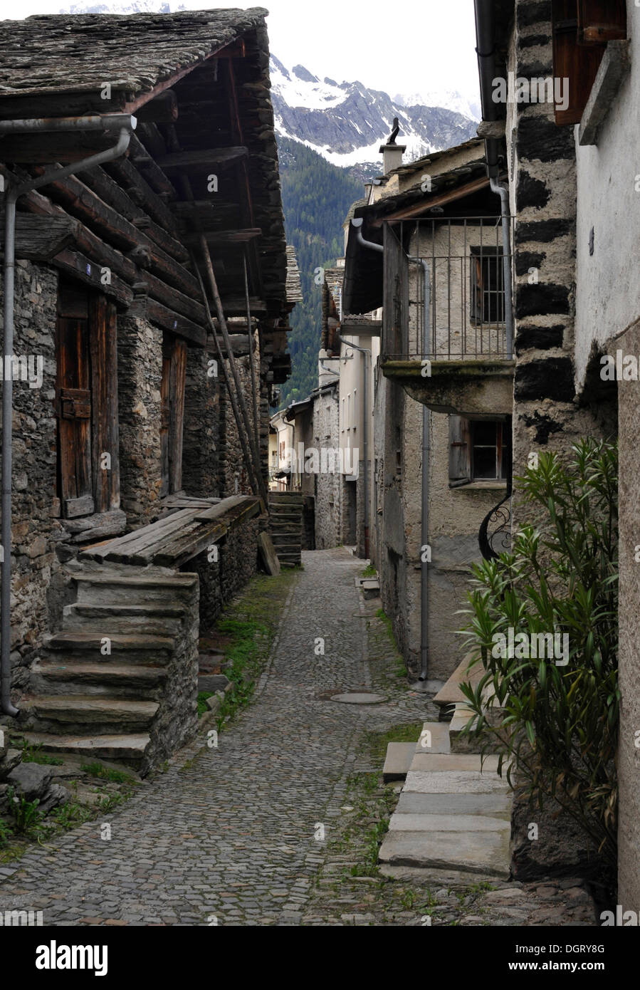 Rue étroite, Soglio, Val Bregaglia, Grisons, Suisse, Europe Banque D'Images