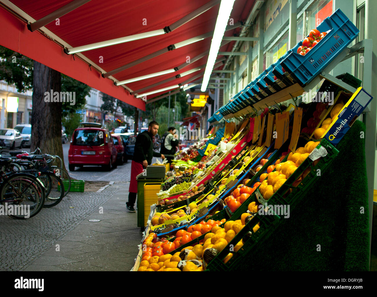 Stand de fruits, Wrangelstrasse, Kreuzberg, à Berlin Banque D'Images