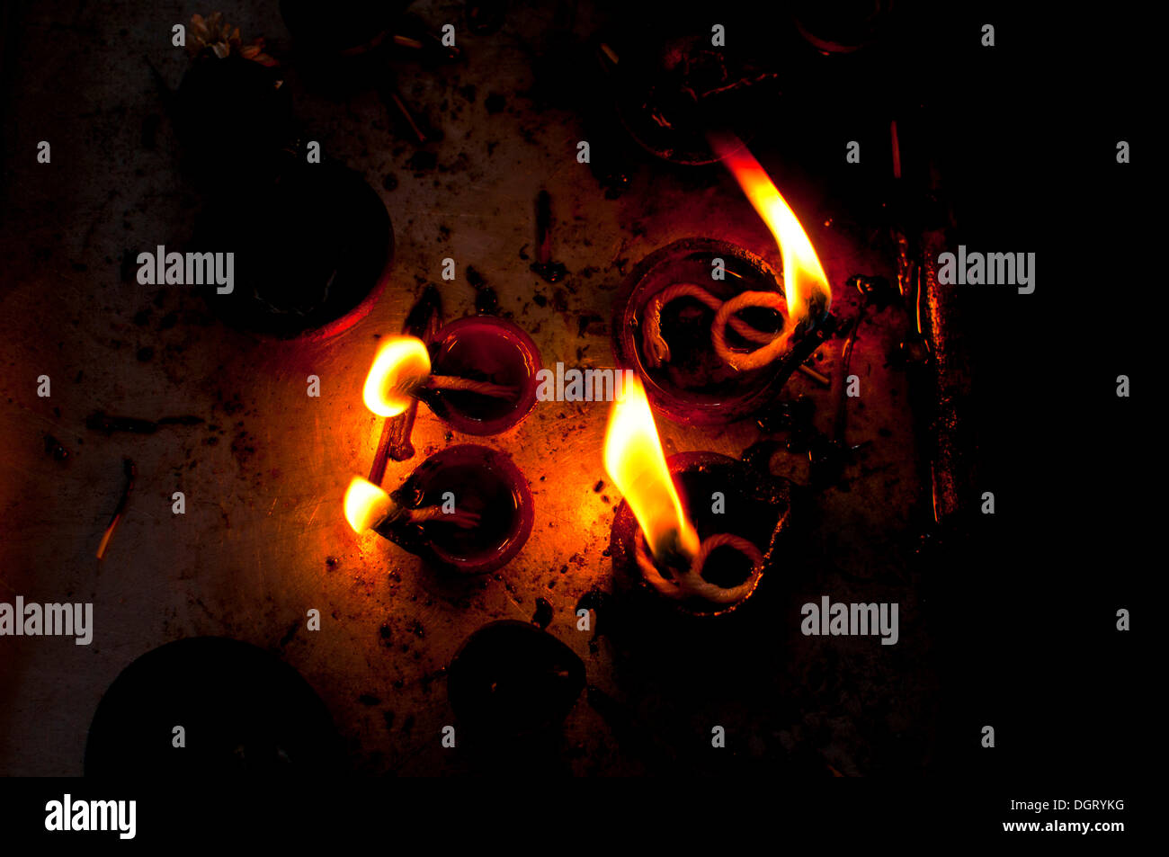 Lampes à huile en feu dans un temple indien Banque D'Images