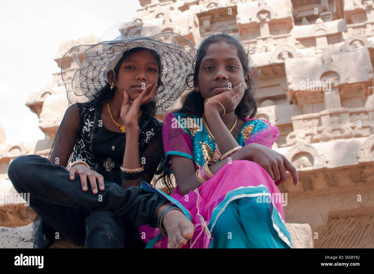 Deux sœurs indiennes, Mamallapuram, Mahabalipuram, Tamil Nadu, Inde Banque D'Images