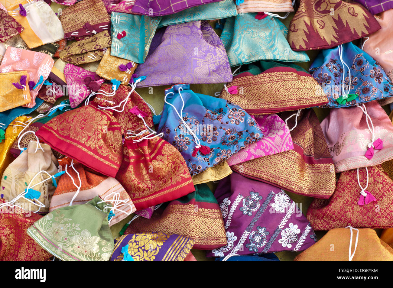 Des sacs en soie indienne, Mamallapuram, Mahabalipuram, Tamil Nadu, Inde Banque D'Images