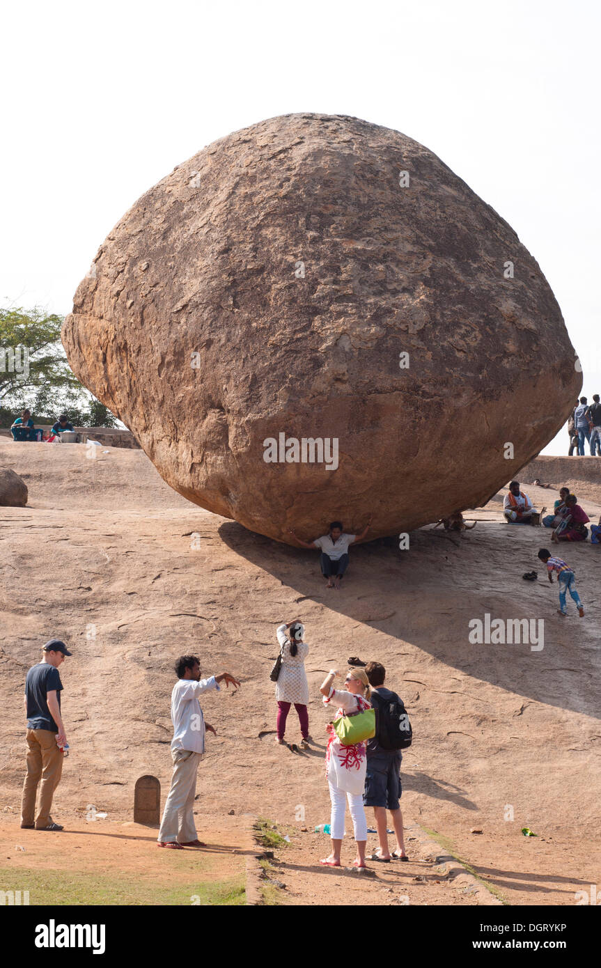 Krishna&# 39;s à beurre, un énorme rocher, Mamallapuram, Mahabalipuram, Tamil Nadu, Inde Banque D'Images