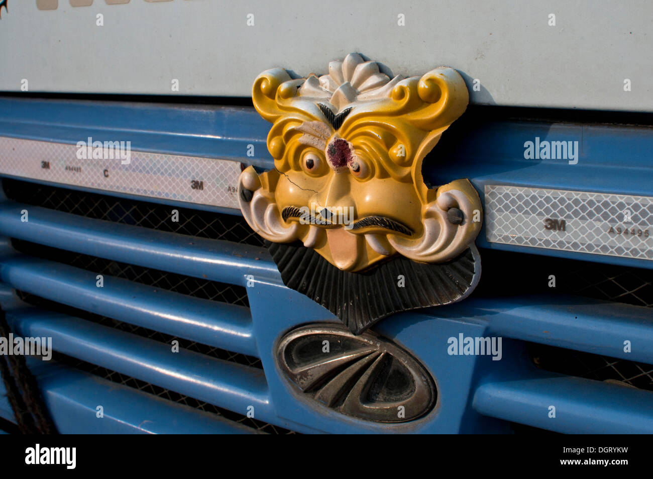 Représentation d'une divinité sur un camion bonnet, Mamallapuram, Mahabalipuram, Tamil Nadu, Inde Banque D'Images