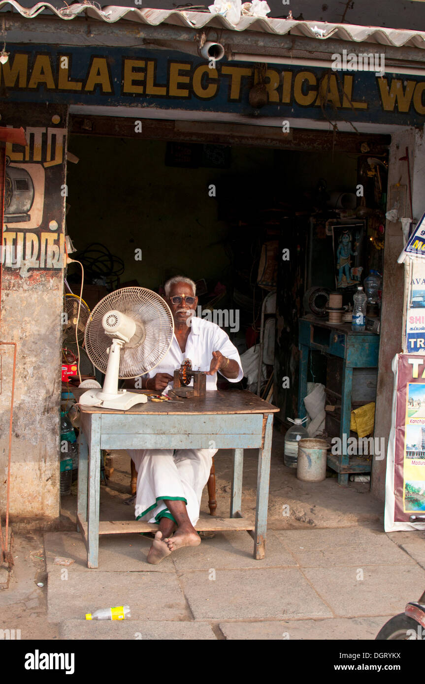 Électricien en face de son entreprise, Mamallapuram, Mahabalipuram, Tamil Nadu, Inde Banque D'Images