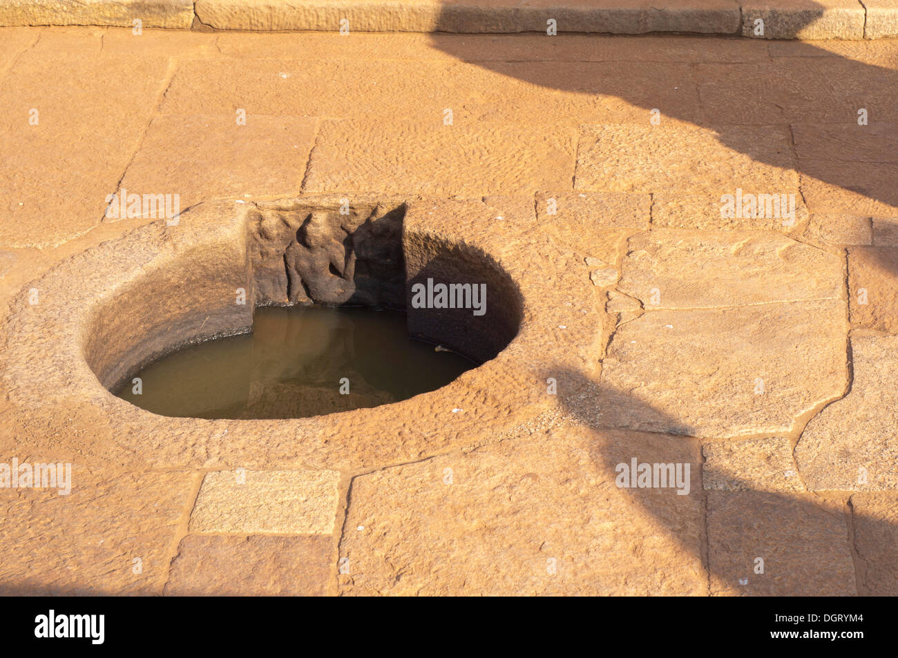 Point d'eau dans le Shore Temple de Mahabalipuram, Mamallapuram, Mahabalipuram, Tamil Nadu, Inde Banque D'Images