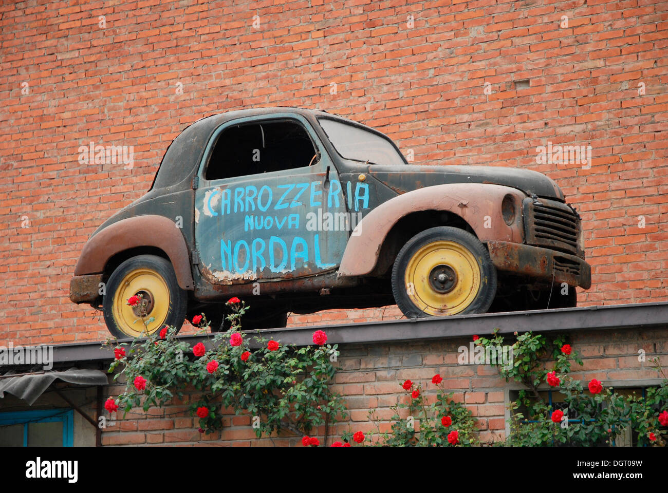 Fiat, voiture classique, sur le toit d'un atelier de réparation de carrosseries, Maranello, Italie, Europe Banque D'Images