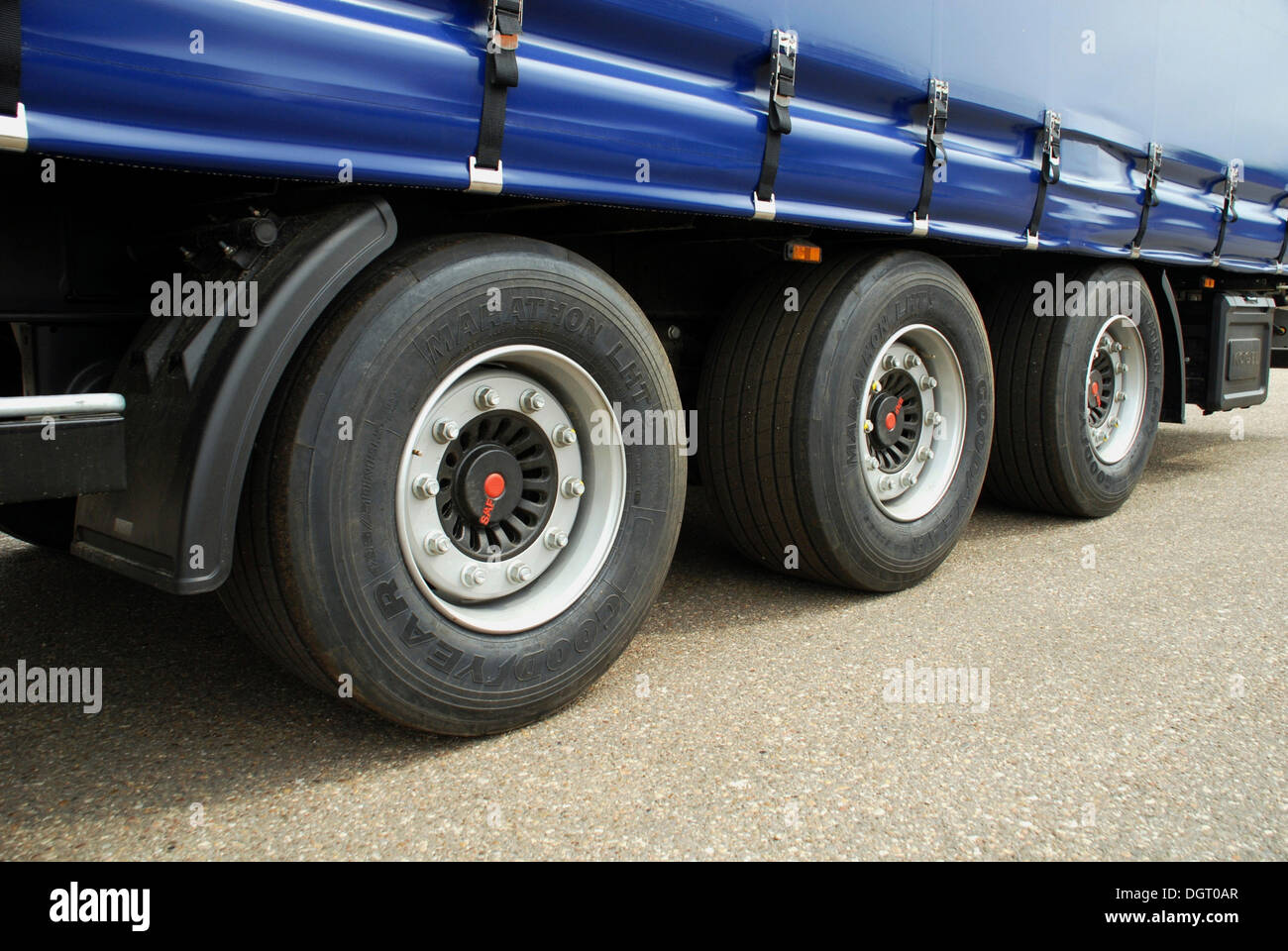 Camion tracteur 3 essieux avec roues en acier et pneus Goodyear Banque D'Images