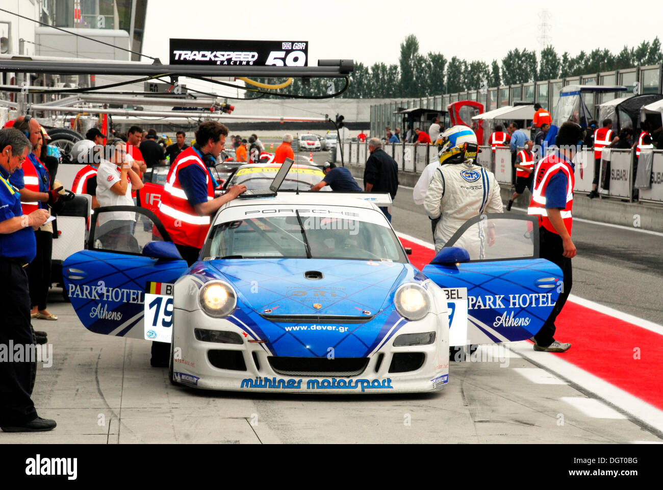 Porsche de la FIA GT de série dans la voie des stands, Adria Raceway, Italie, Europe Banque D'Images