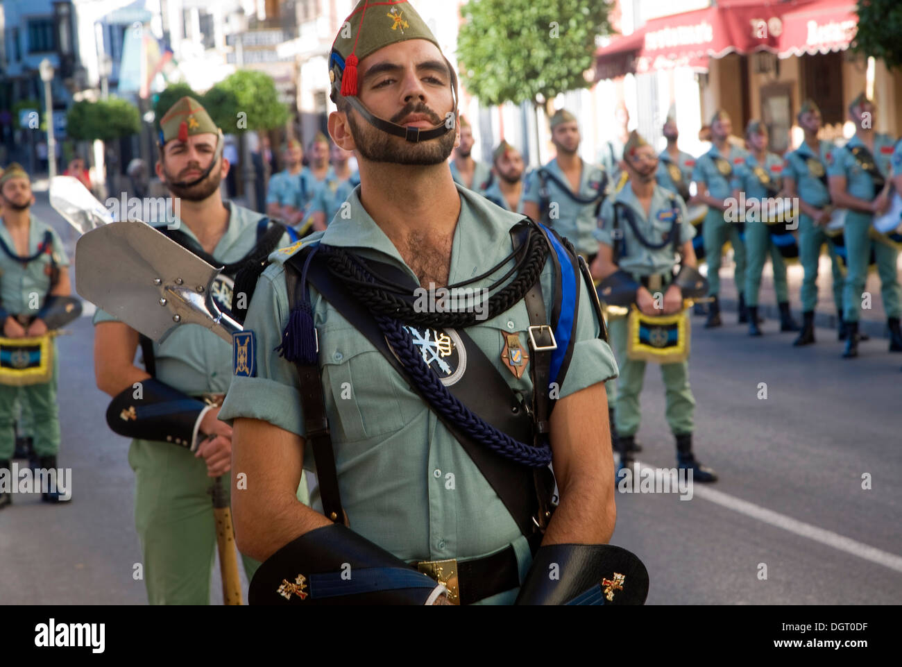 Parade militaire des soldats de la fête nationale de mars à Ronda, Espagne Banque D'Images