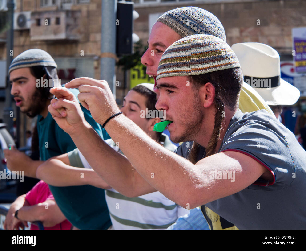 Jérusalem, Israël. 25 octobre, 2013. Surtout, les Juifs de droite, religieux, des manifestants, tenter de perturber une simulation de négociation de la paix promouvoir une issue pacifique au conflit israélo-palestinien dans l'un le plus animé de la ville plazas comme pro-militantes de la paix tentent de prouver les habitants des deux nations peut réaliser ce que les politiciens ne peuvent pas. Credit : Alon Nir/ZUMAPRESS.com/Alamy Live News Banque D'Images