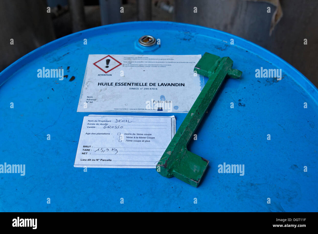 Distillation à la vapeur d'eau de lavande, une installation moderne de la coopérative de Valensole, Valensole, Provence, Département Banque D'Images