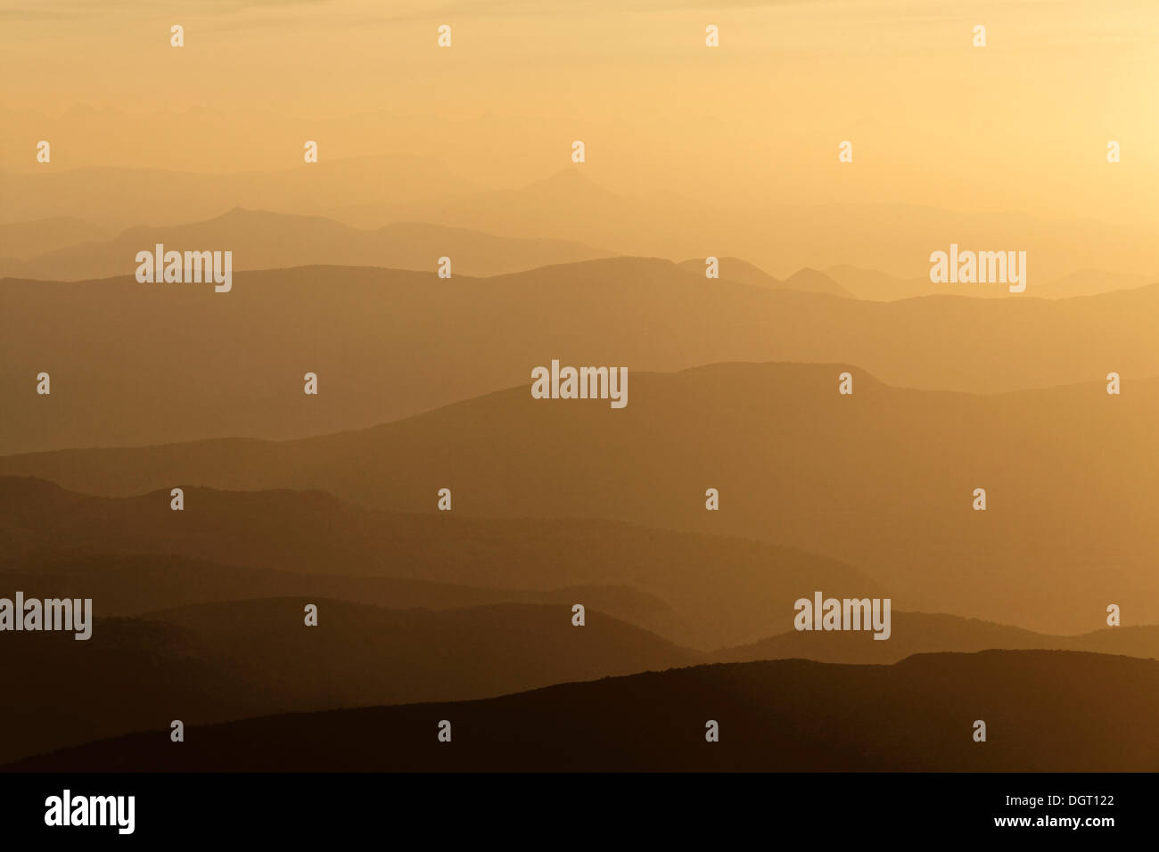 Vue sur les Alpes à l'est après le lever du soleil, le Mont Ventoux, 1912m, Alpes provençales, Sault, Carpentras, Provence Banque D'Images