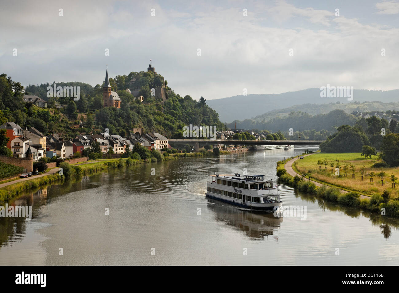 Navire de passagers sur la rivière Sarre près de Saarburg, Rhénanie-Palatinat Banque D'Images