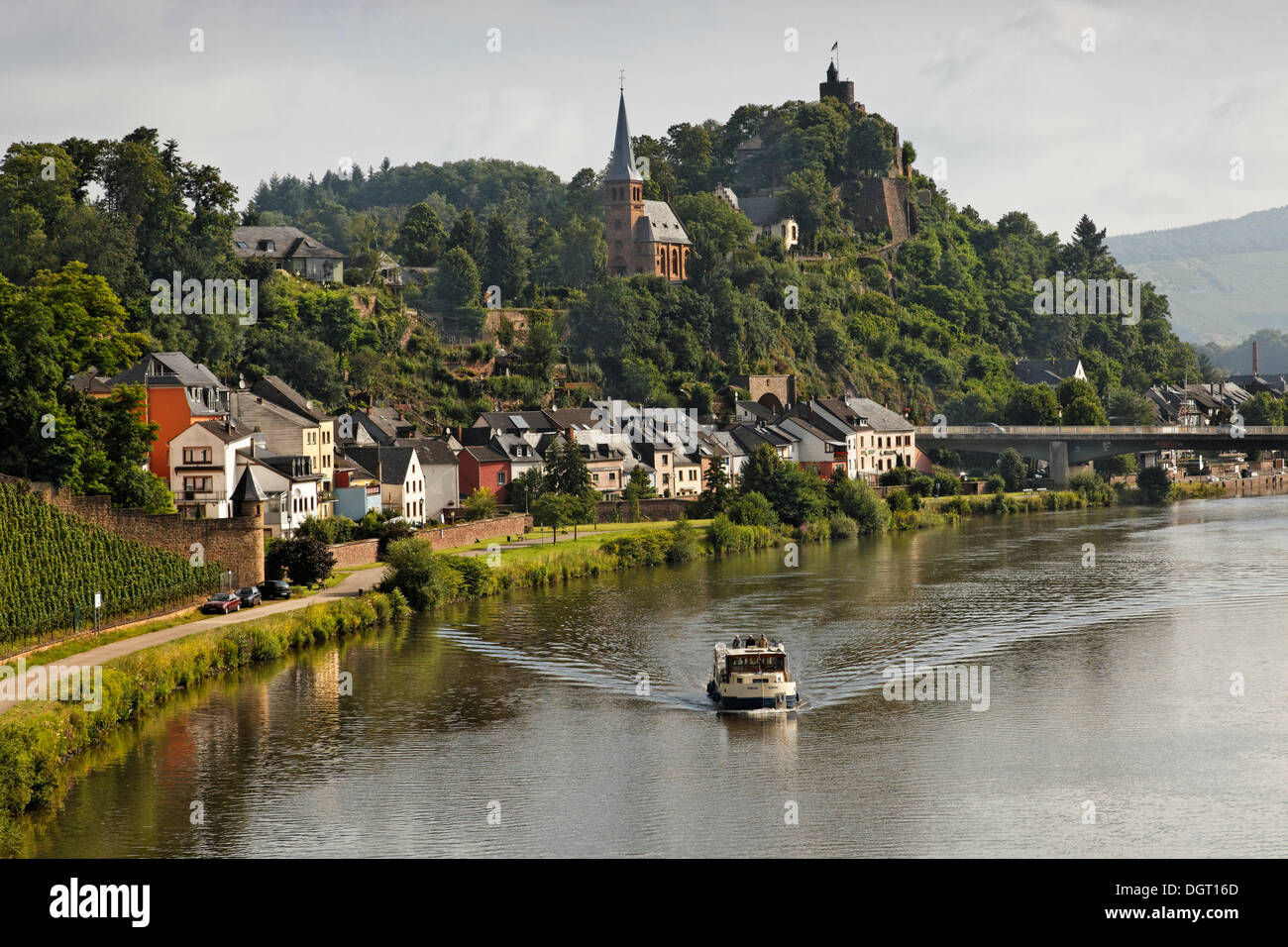 Péniche flottant sur la rivière Sarre près de Saarburg, Rhénanie-Palatinat Banque D'Images