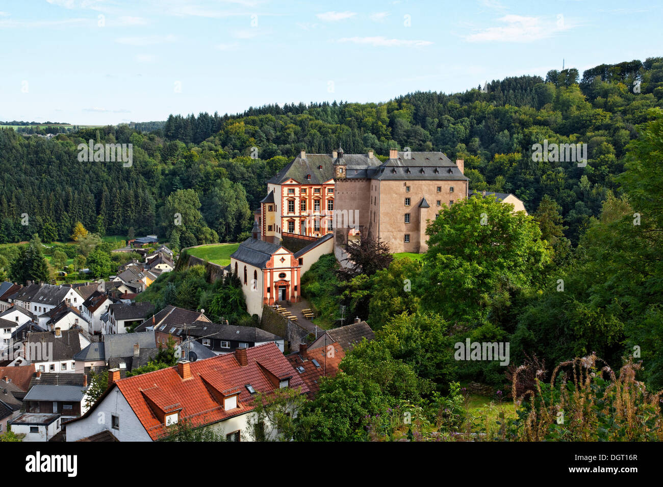 Malberg Château au-dessus du village de Malberg, Coutances, Rhénanie-Palatinat, dans l'Eifel Banque D'Images