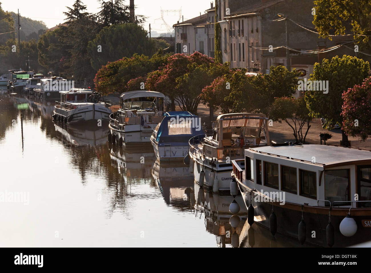 Canal du Midi au port de Homps, avec promenade et restaurants, Carcassonne,  Languedoc-Roussillon, Aude, France, Europe Photo Stock - Alamy