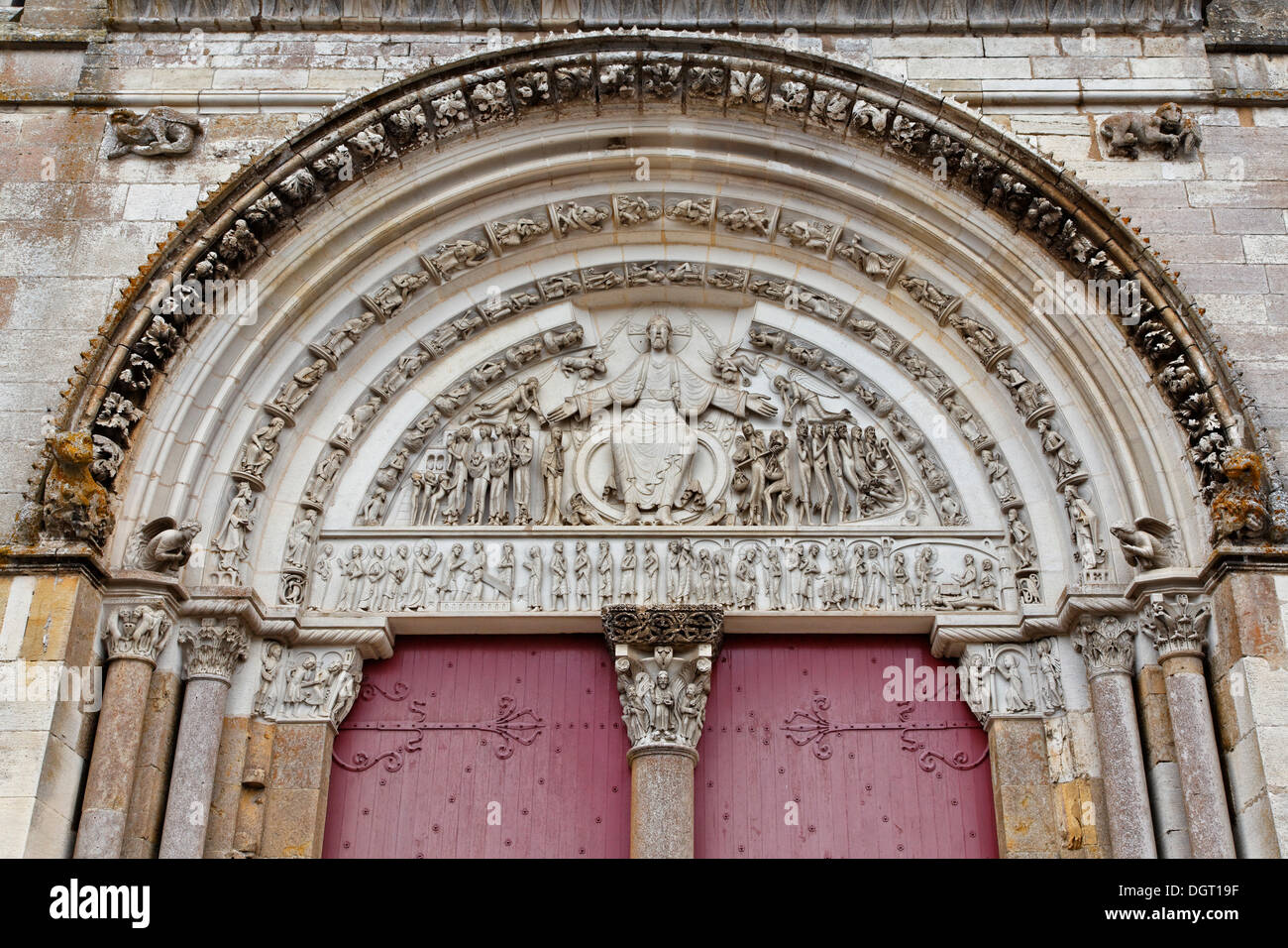 Basilique de Sainte Marie-Madeleine à Vézelay, tympan externe sur la façade ouest, région de Bourgogne, département de l'Yonne Banque D'Images