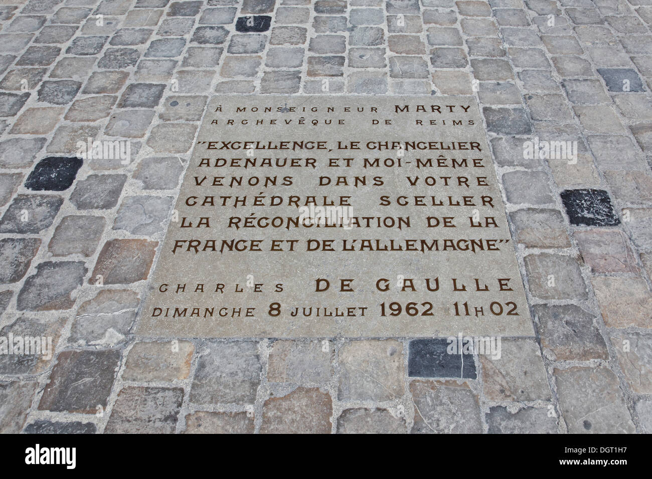 Cathédrale Notre-Dame, Reims, pierre en face de l'église pour la visite d'Adenauer et de Gaulle le 8 juillet 1962 Banque D'Images