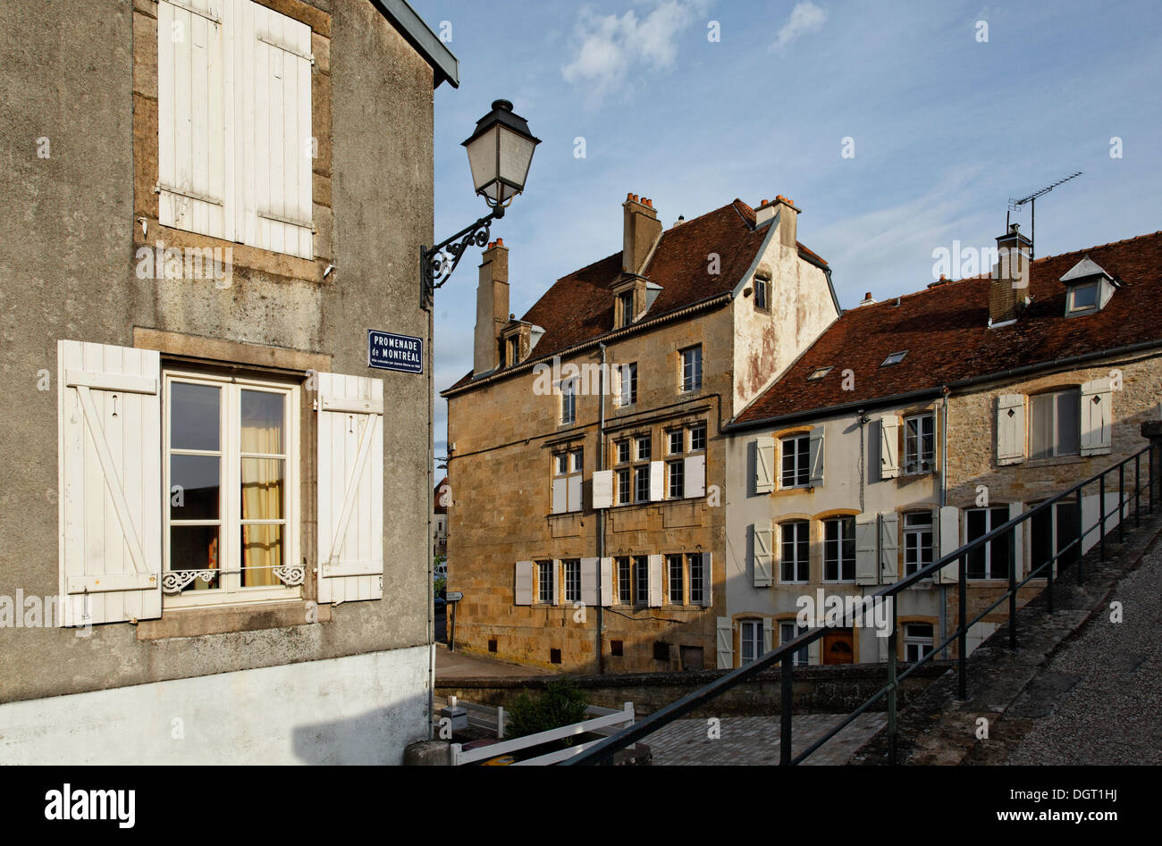 Maisons sur le mur de la ville, Langres, Via Francigena, département de la Haute-Marne, région Champagne-Ardenne, France, Europe Banque D'Images