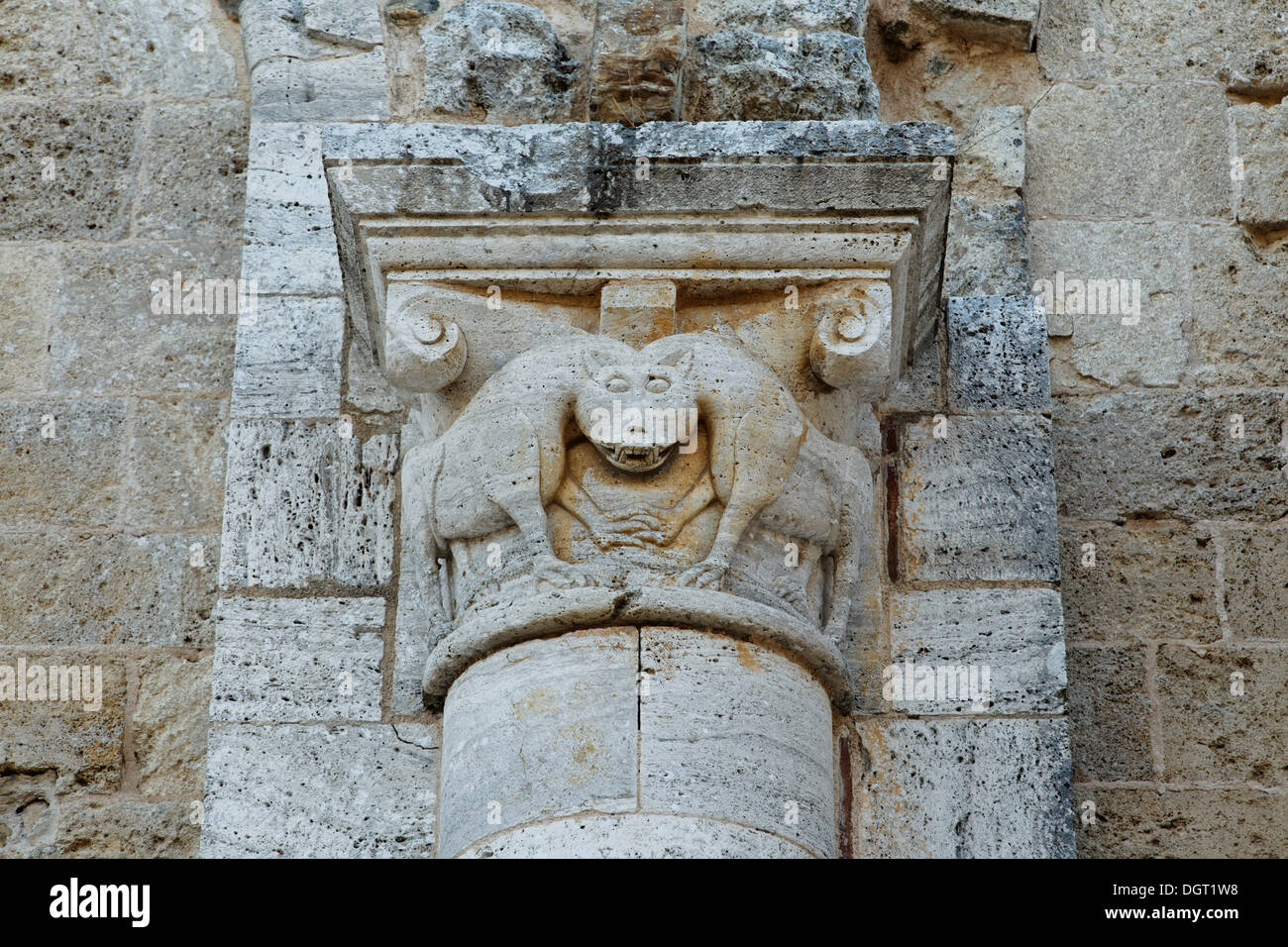 L'abbaye de Sant'Antimo, capitale romaine sur la façade ouest, Castelnuovo del Abate, Montalcino, Toscane, province de Sienne, Italie Banque D'Images