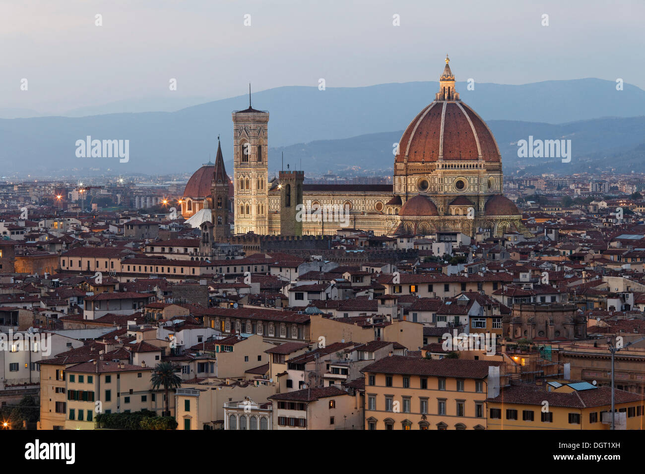 Soirée sur le Piazzale Michelangolo, surplombant la vieille ville avec la cathédrale, Florence, Province de Florence, Toscane Banque D'Images