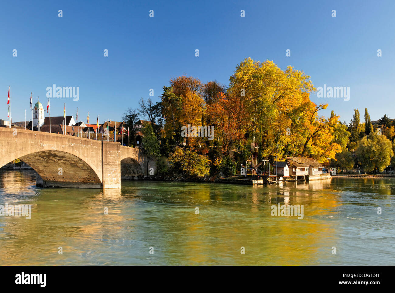 Rheinfelden bridge et la 'Inseli' en automne, Rheinfelden - Baden, Bade-Wurtemberg Banque D'Images