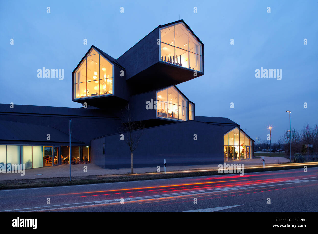 Vitra Haus construction, par Herzog & de Meuron, le soir de l'humeur, avec  accélération du trafic par l'architecture, parc de l'entreprise Vitra Photo  Stock - Alamy