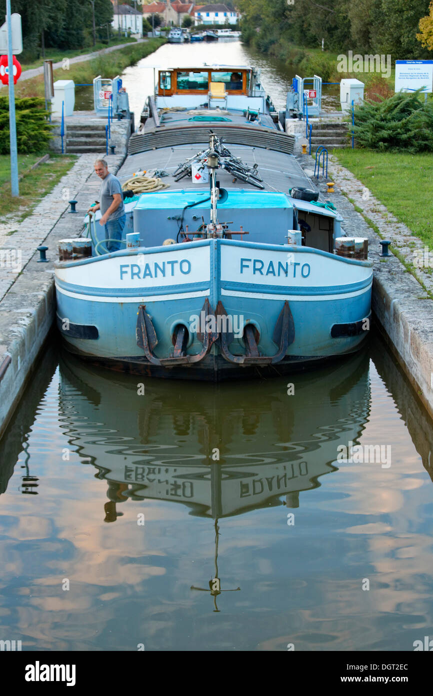 Freighter Franto sur le canal des Vosges, anciennement Canal de l'Est, du sud de la dernière écluse du canal, l'écluse n° 46, Corre, Vesoul Banque D'Images