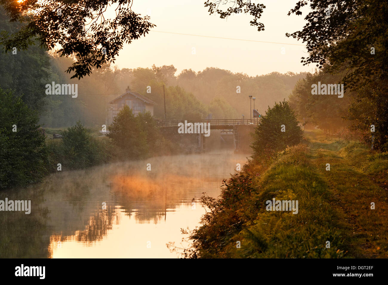Tôt le matin, sur le canal des Vosges, anciennement Canal de l'Est, à l'écluse n° 41, Selles, Vesoul, Haute-Saône, Franche-Comté Banque D'Images