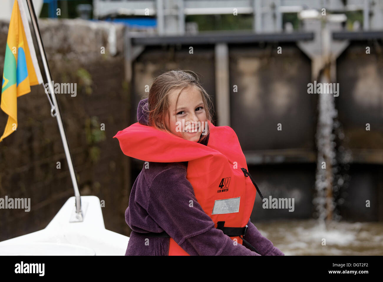 Jeune fille portant un gilet de sauvetage dans l'écluse de la serrure,  péniche sur le canal des Vosges, anciennement Canal de l'Est Photo Stock -  Alamy