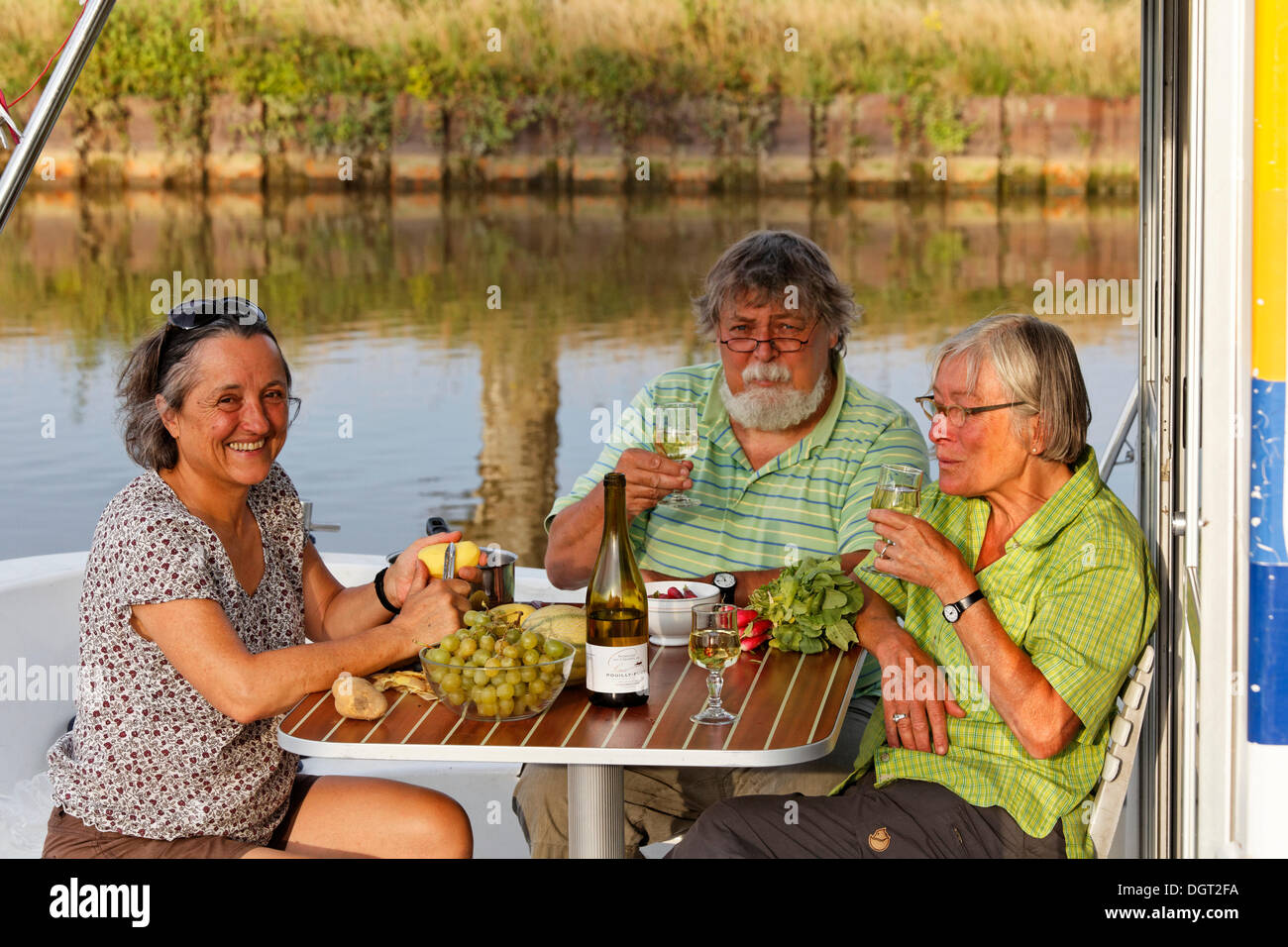 Les vacanciers de dîner sur une péniche sur le canal des Vosges, anciennement Canal de l'Est, Girancourt, Epinal, Lorraine Banque D'Images