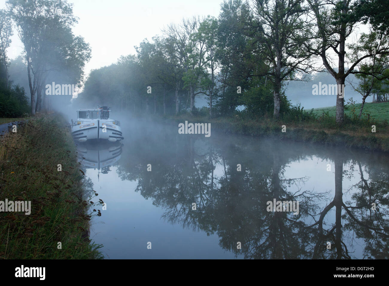 Péniche sur le canal des Vosges, anciennement Canal de l'Est, nuit au PK 100,5, avec le brouillard du matin, Girancourt, Epinal Banque D'Images