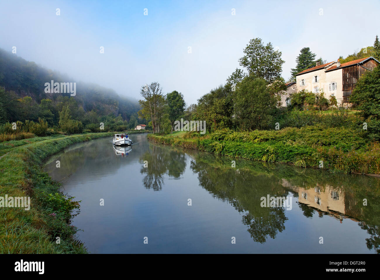 Péniche sur le canal des Vosges, anciennement Canal de l'Est, au sud-ouest du village à environ 127 PK, le matin Banque D'Images