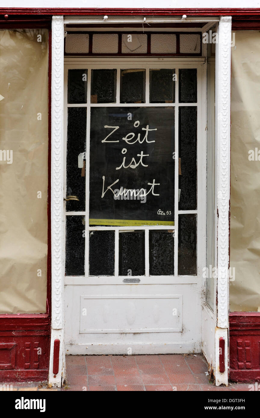 Dire "Zeit ist Kunst', l'allemand pour "Le temps est art" sur la porte d'une galerie au cours de la rénovation, Erlangen, Moyenne-franconie Banque D'Images