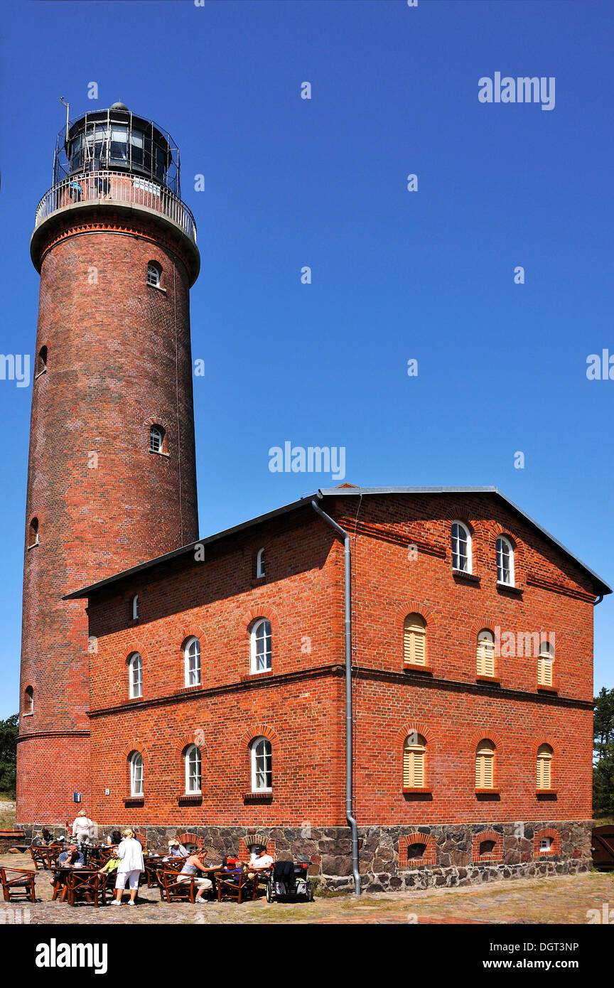 Vue générale du phare, achevée en 1848, contre un ciel bleu, Darsser Ort, centre de Prerow, Darss Banque D'Images