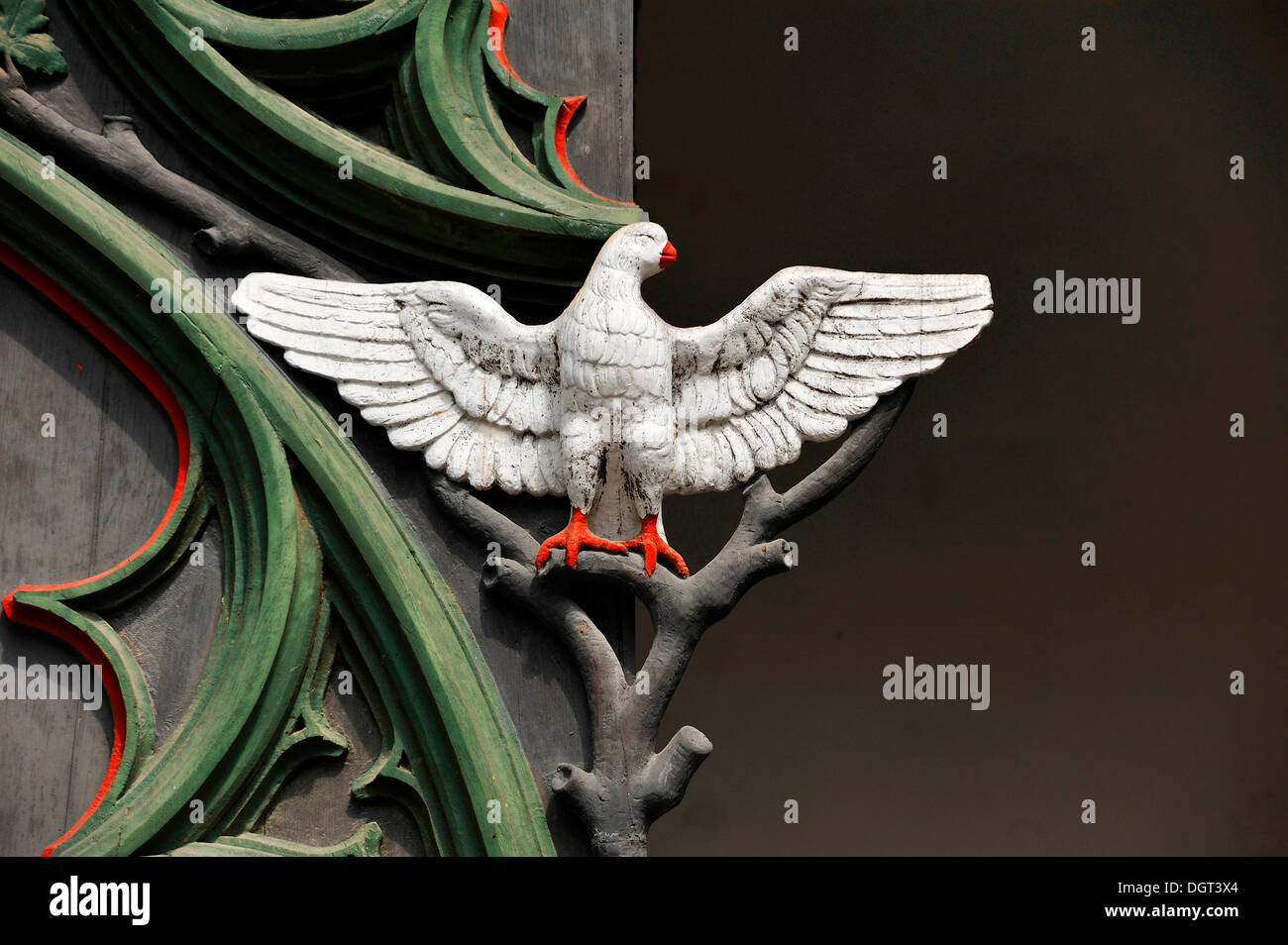 Colombe blanche comme symbole de l'Esprit Saint, à la porte d'entrée de 'Heilgeist' Church, construite en 1325, sur ce site, Stralsund Banque D'Images