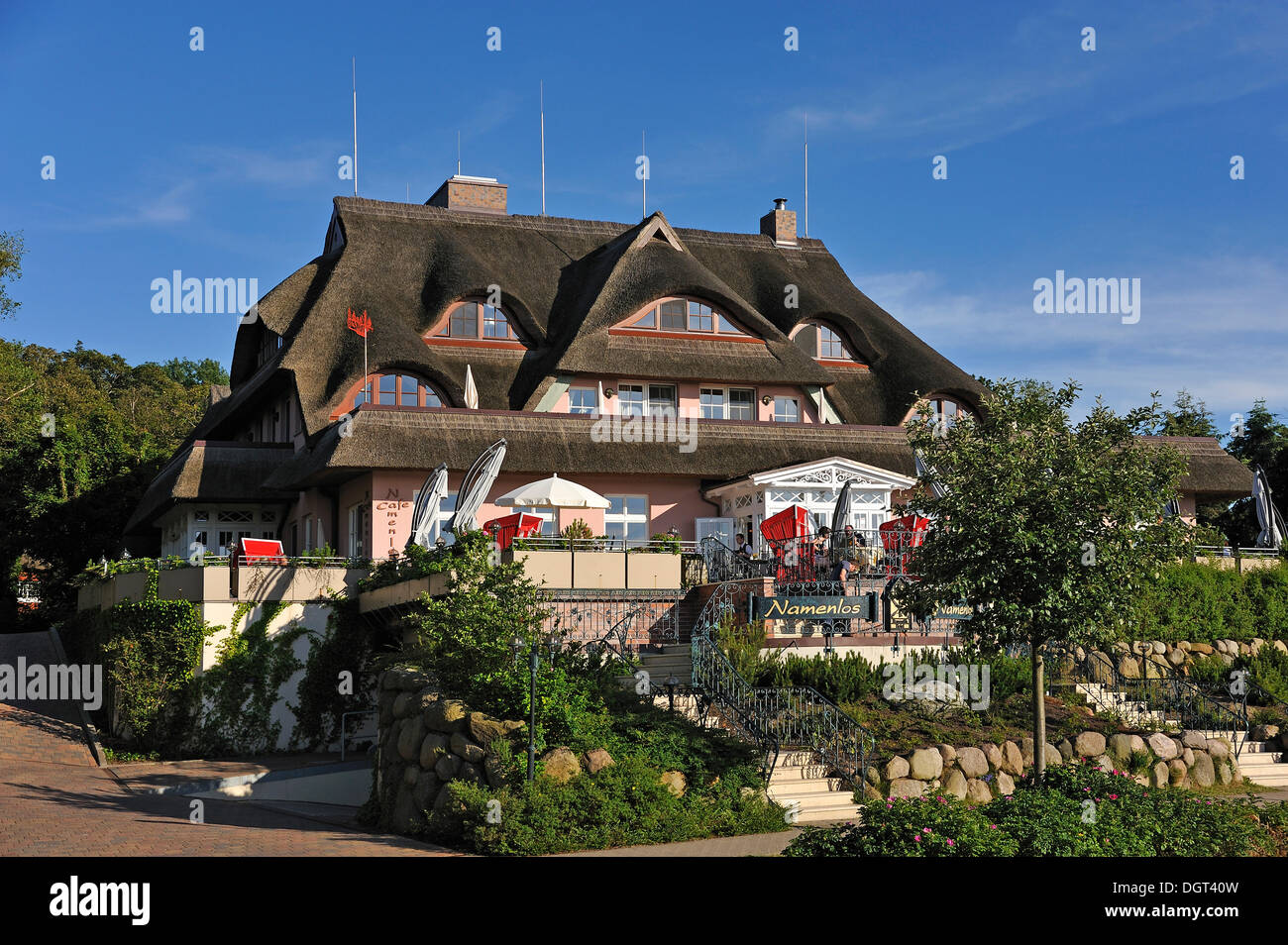 Namenlos Hôtel et restaurant avec chaises de plage en osier couvert sur la terrasse, Schifferberg street 9, Alpirsbach Darss Banque D'Images